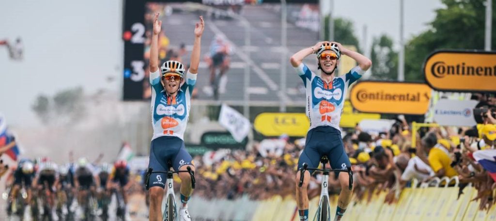 Romain Bardet of the DSM team won the first stage of the 2024 Tour de France on the Rimini coast wearing a Scott helmet