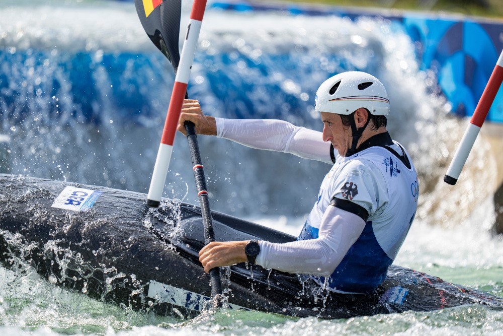 On July 30, the men's single kayak competition of the Paris Olympics canoe slalom, German athlete Heger wore a water sports helmet during the competition