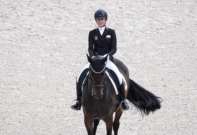 July 31, the individual equestrian dressage competition of the Paris Olympics, German athlete Bredo wore an equestrian helmet in the competition